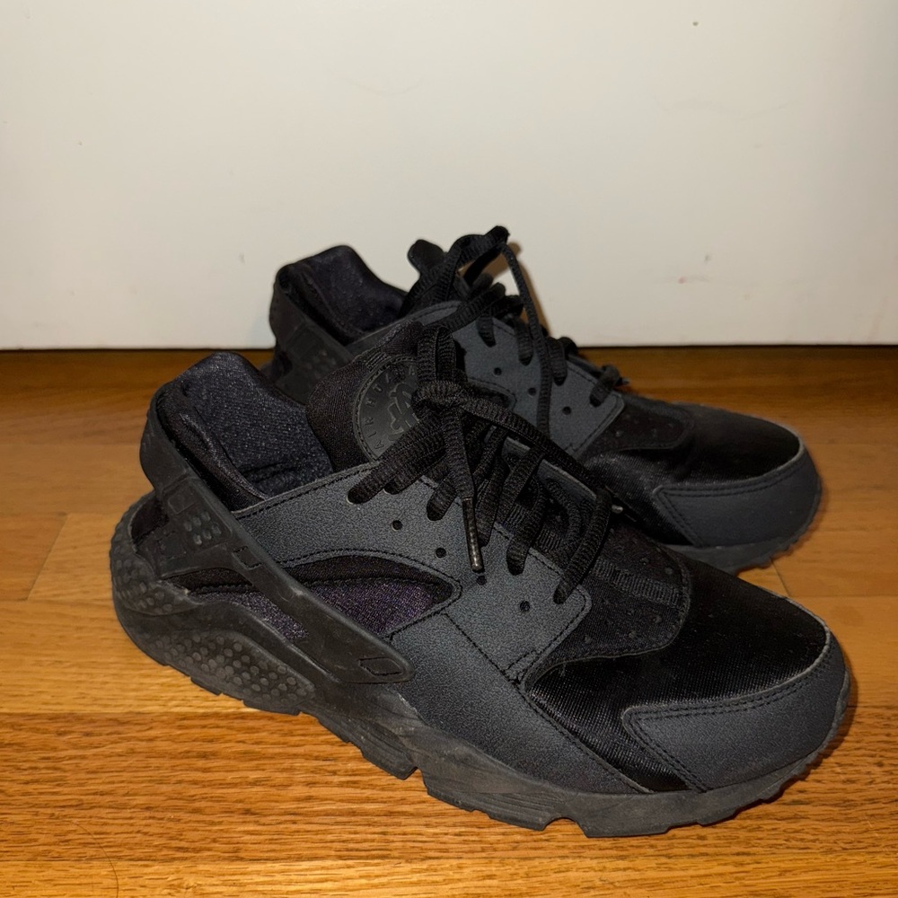 Nike Black Huaraches